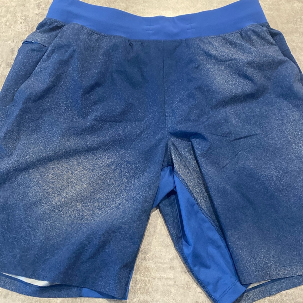 Lulu THE Short Blue Patterned
- 9” inseam
- Older model Linerless
- Size Large